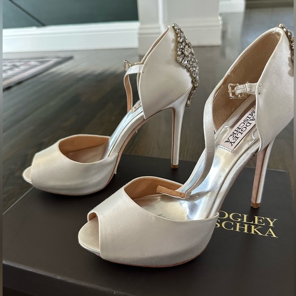 Badgley Mischka Gene Pumps - Picture 2 of 5